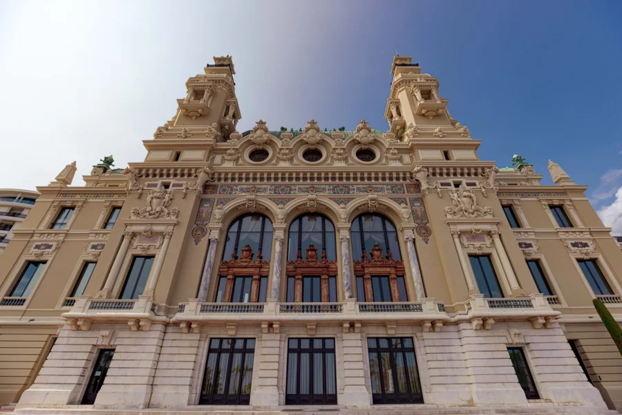 Фасад в стиле Belle Époque Казино Монте-Карло на площади Казино в Монако