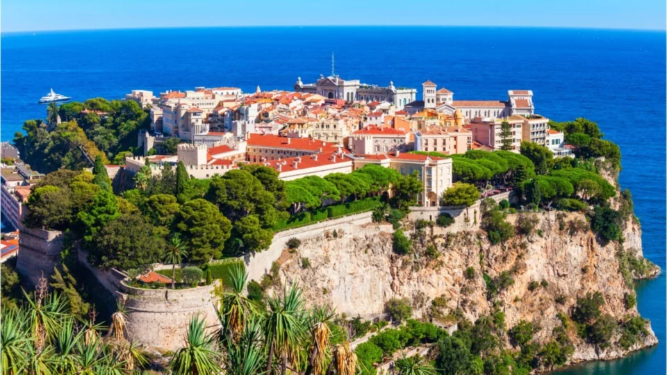 Le Rocher de Monaco, quartier de Monaco-Ville vu depuis la mer