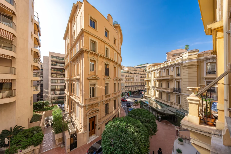 Façades résidentielles de Monaco au-dessus du port Hercule, marché immobilier monégasque en 2026
