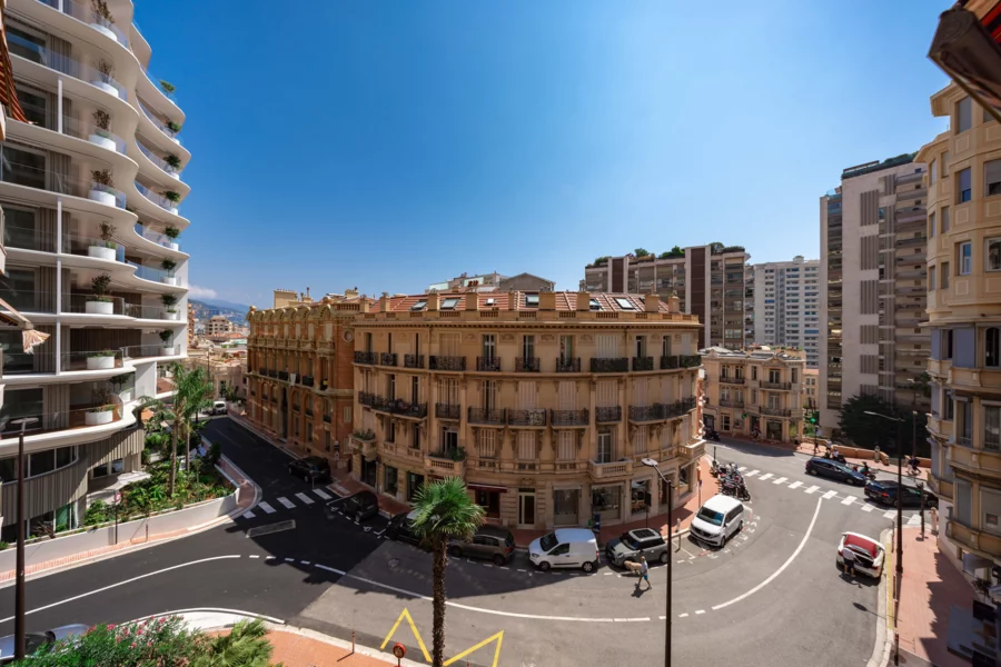 Älteres Wohnhaus am Fuß neuer Hochhäuser in Monaco, Sinnbild einer Anlagestrategie, die auf den Ersatzneubau setzt